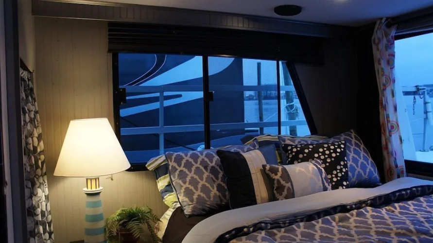 Harbor Houseboat