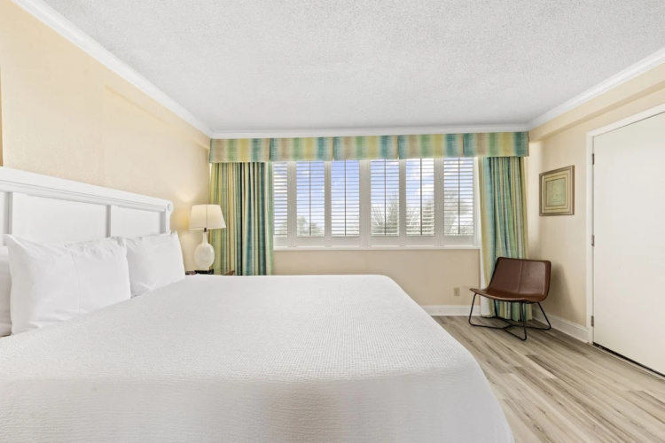 2BR Ocean View Condo w Private Balcony
