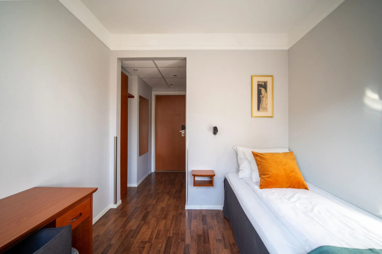 Enter Amalie Hotel