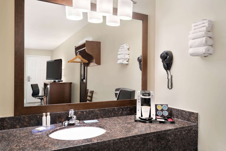 Travelodge By Wyndham Salmon Arm photo 11