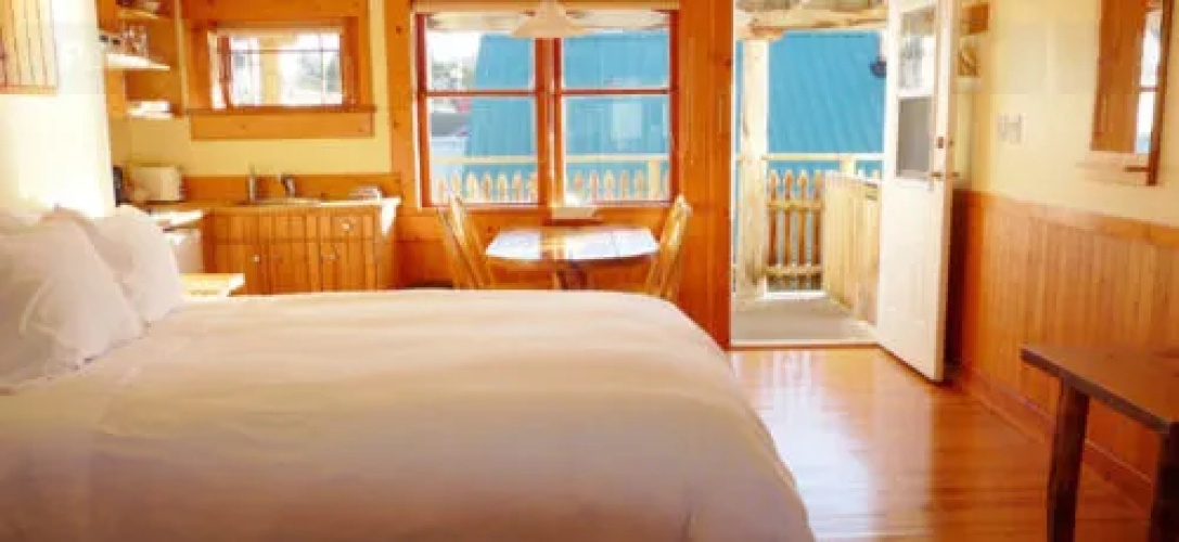 Seine Boat Inn