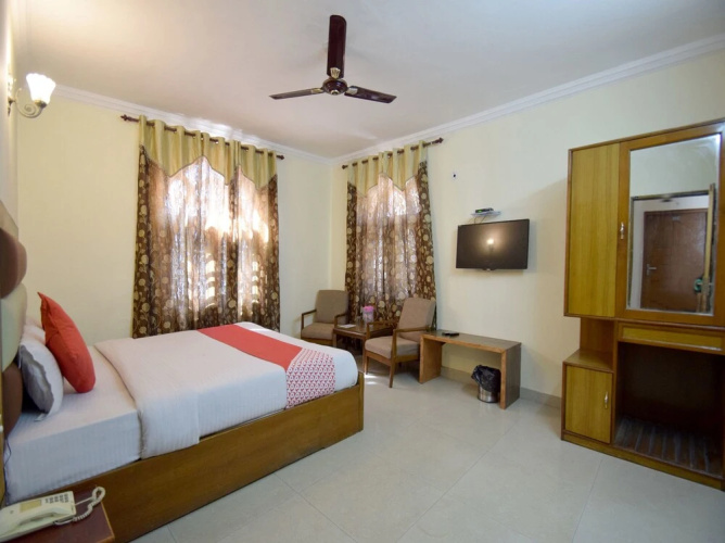OYO 10229 Hotel Crystal
