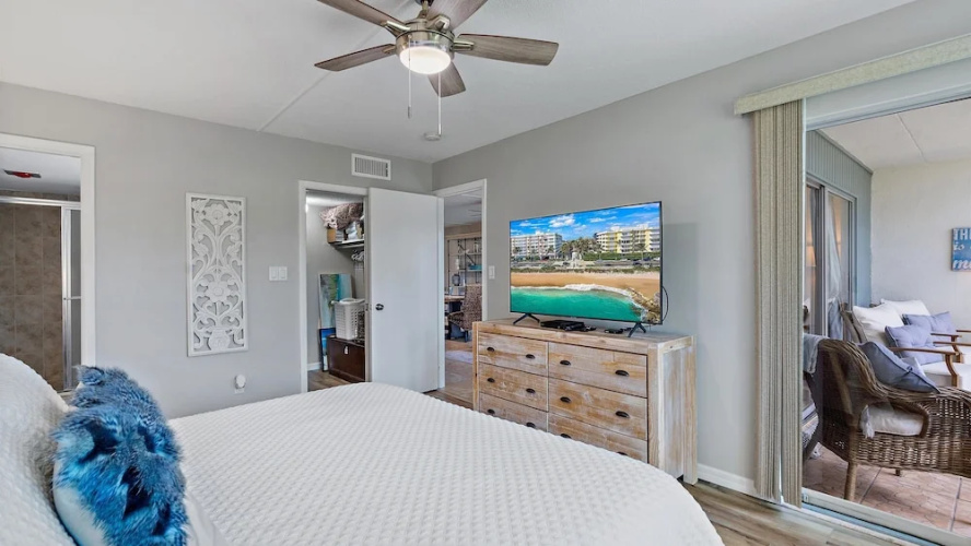 Beach Way Getaway 2 Bedroom Condo by RedAwning
