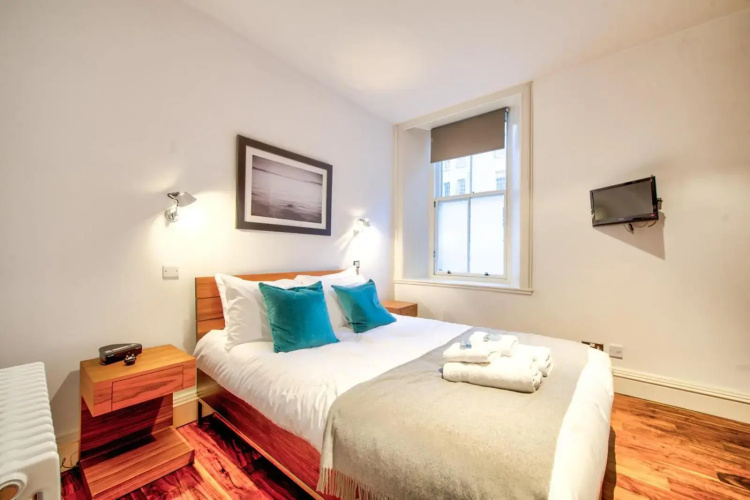 Sumptuous 2BR Apt Next To Edinburgh Castle!