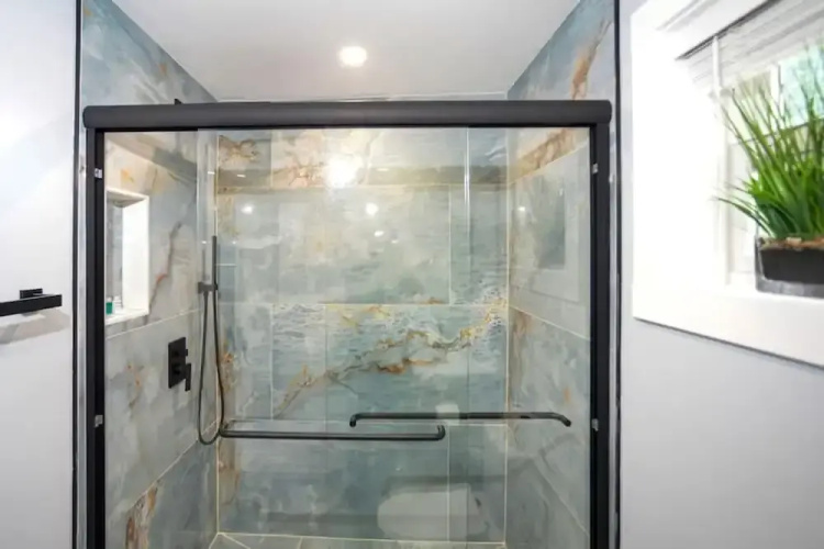 Lake Access 4 Bed 3 Bath HOT TUB