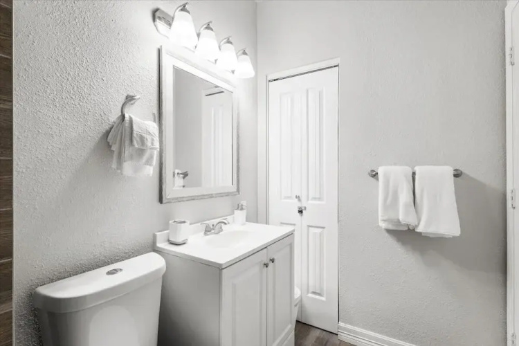 Cozy 1 Bed Home W Free Parking