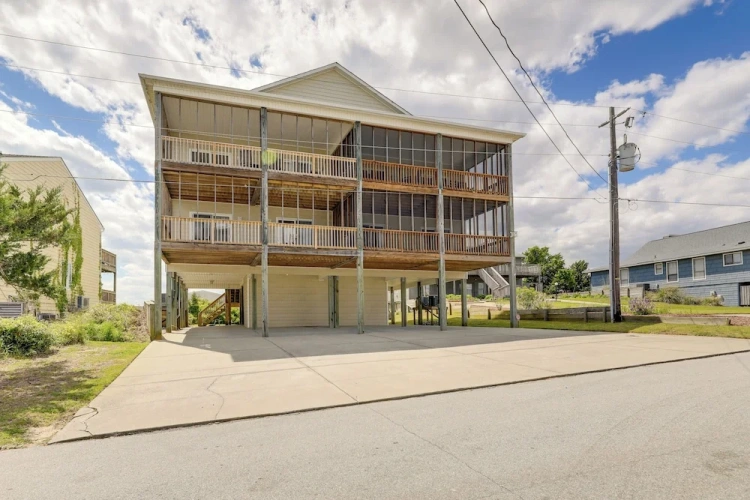 4 Bedrooms Apartment with balcony