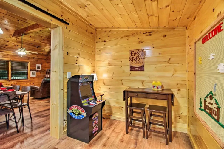 Charming Pigeon Forge Cabin w/ Private Hot Tub!