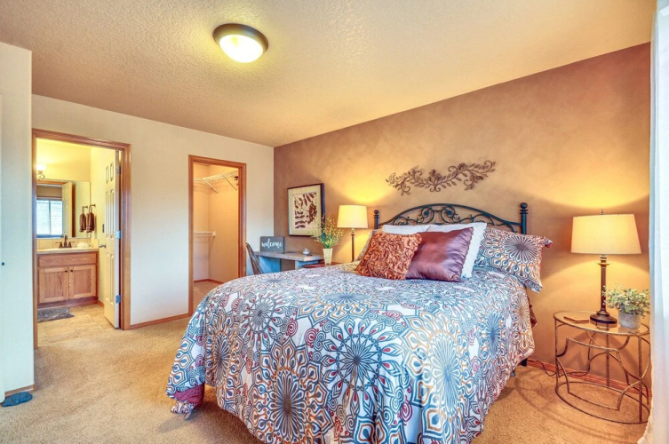 Lovely Dundee Home w/ Private Yard & Fire Pit!