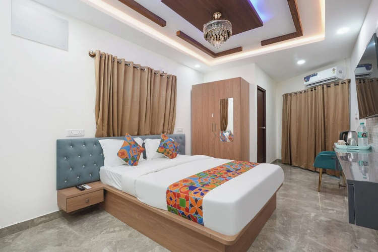Fabhotel Royal Suites I
