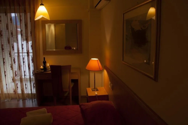 Saronis Hotel