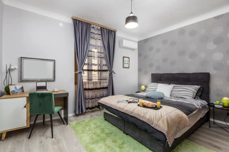 4 Season Apartments