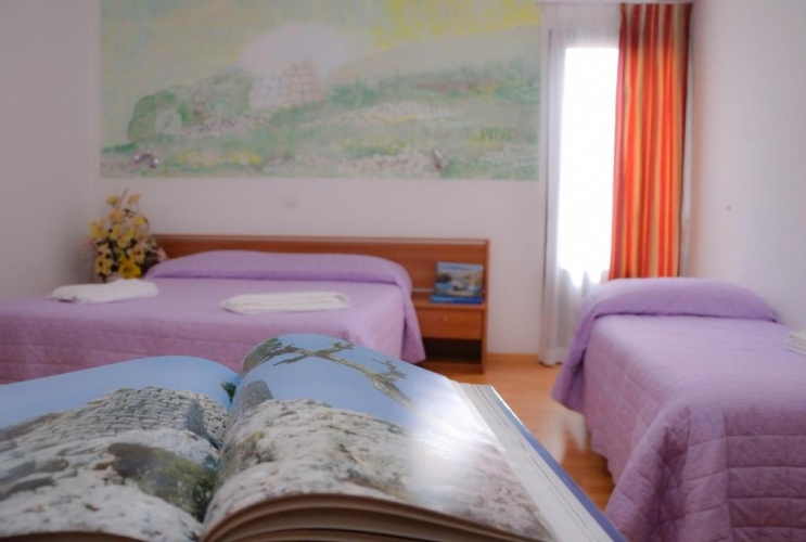 Standard Triple room