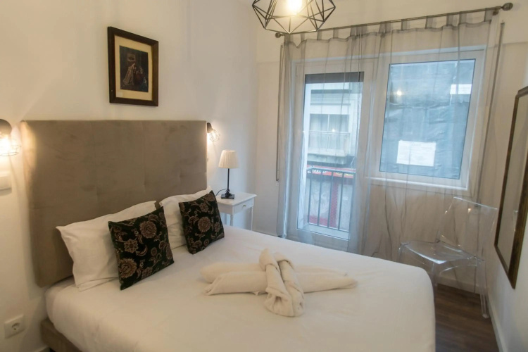 Almada Studios & Suites