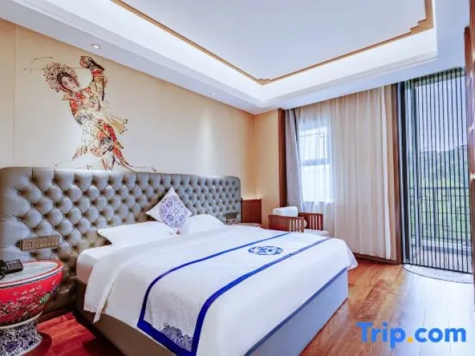 Deluxe Suite with lake view