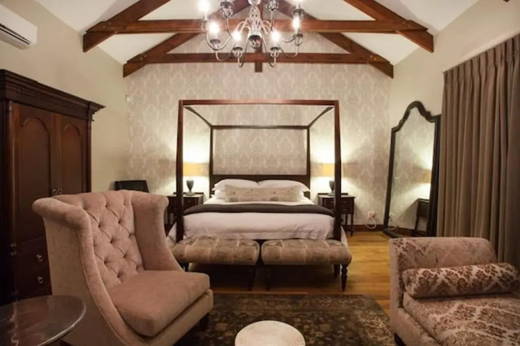 Under Oaks Guesthouse