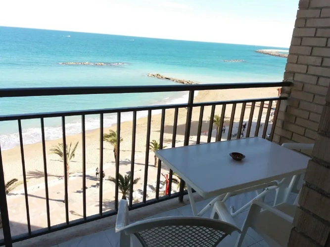 2 Bedrooms Apartment with balcony and beachfront