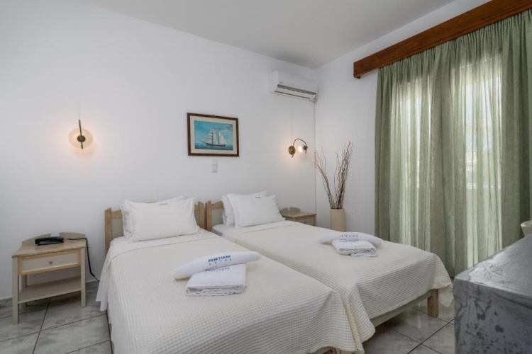 Standard Twin room with street view
