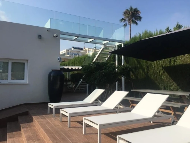 6 Bedrooms Villa