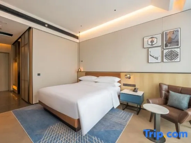 Standard Quadruple room with city view