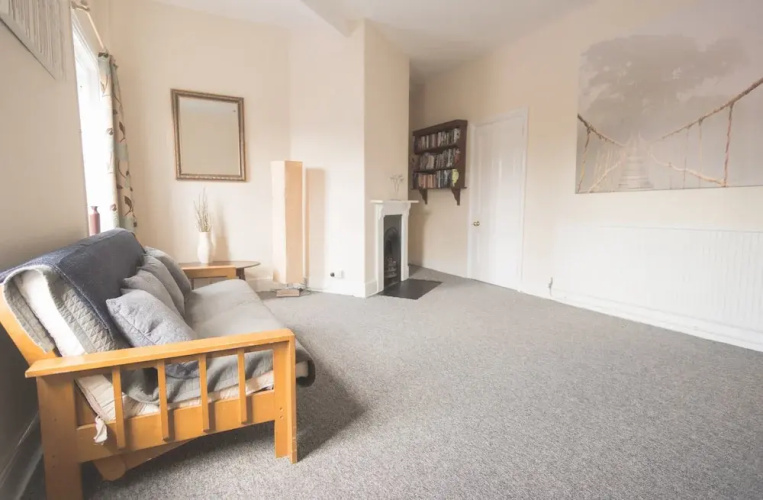 Three Bedroom Apartment Next To Pub