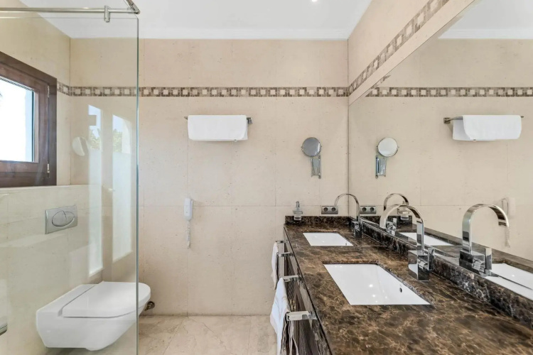 Suite with sea views within Hotel Puente Romano Marbella