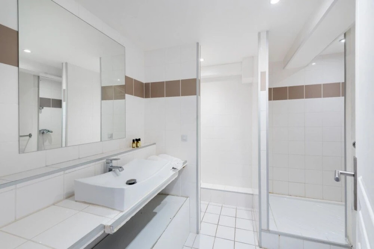 Cosy Duplex Overlooking the "rue de la Loge"!