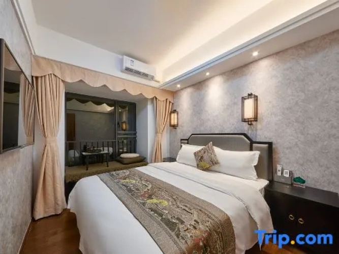 Suite with city view