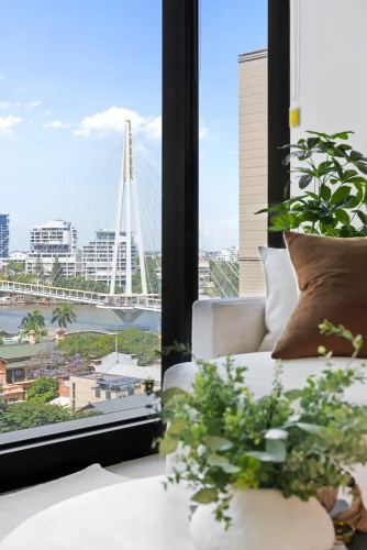 CBD High-rise 1-bed With Pool, Gym & Views