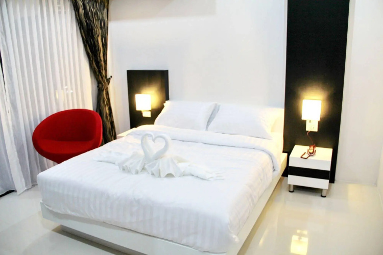 Golden Pool Hotel
