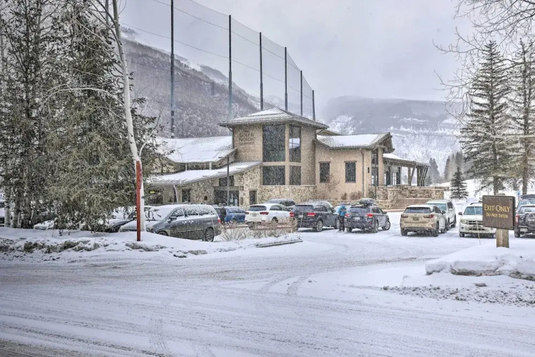 Condo w/ Hot Tub Access - Quick Bus Trip to Ski!