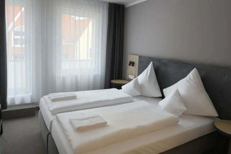 HI Grand City Hotel