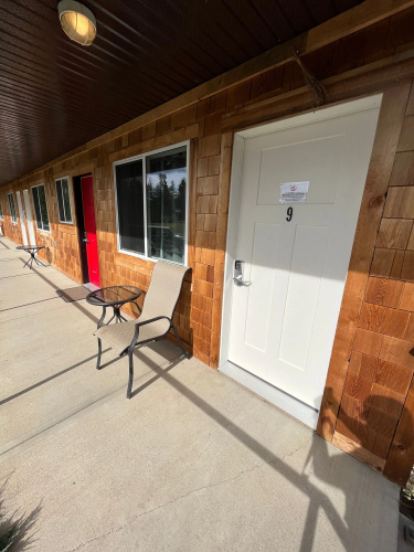 Arctic Divide Inn & Motel