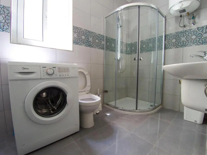F8-3 Room 2 single beds shared bathroom in shared Flat