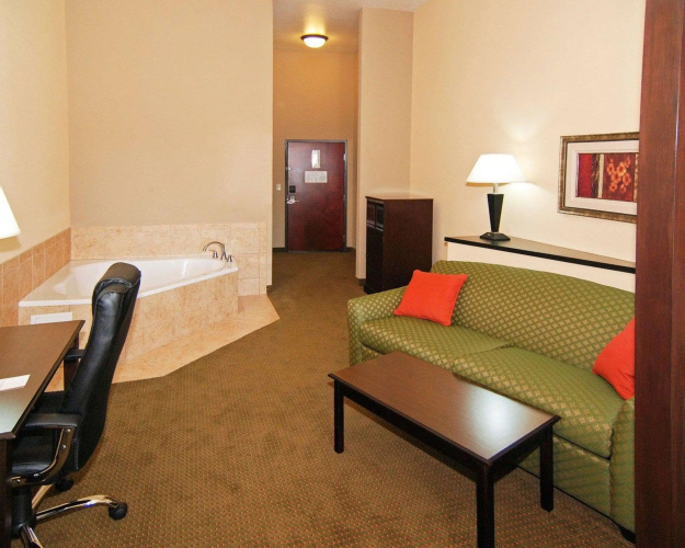 Comfort Suites Palestine