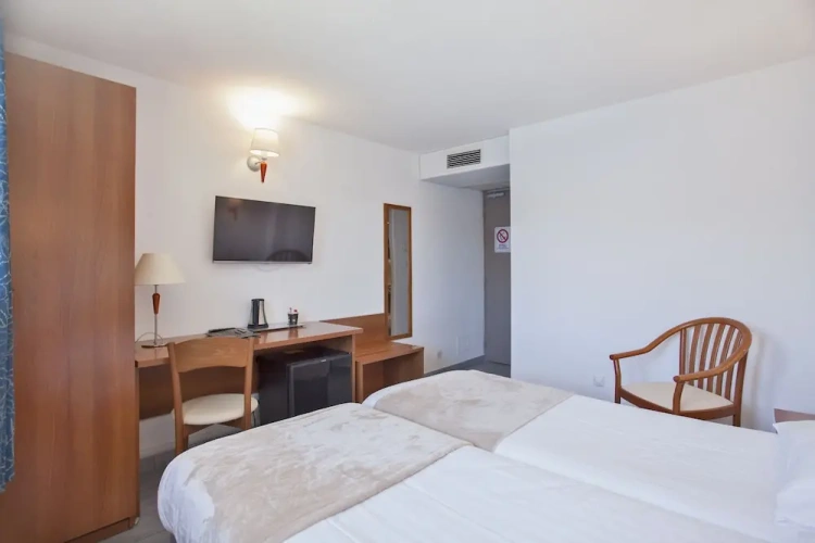 Standard Twin room with sea view