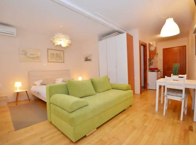 Simple and Sunny Studio Apartment