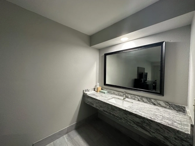 Deluxe Quadruple Basement room