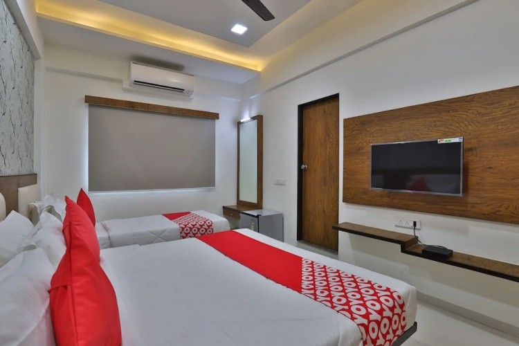 OYO 27930 Hotel Dev Palace