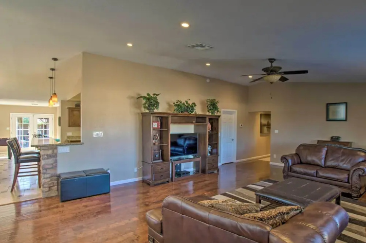 Group Getaway w/ Pool & Putting Green in Glendale