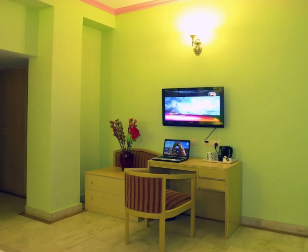 Hotel Crest Inn