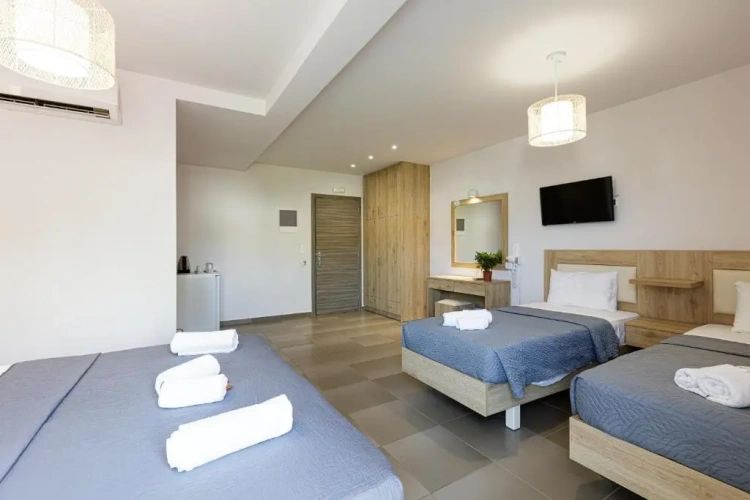 Standard Quadruple room with partial sea view