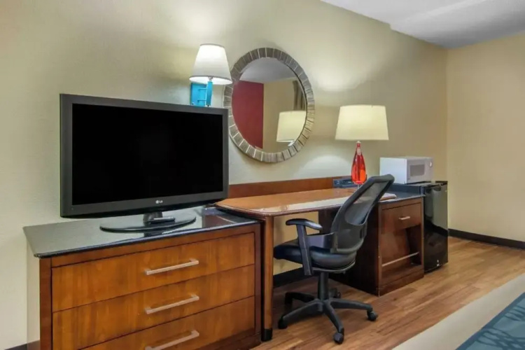 Forsyth Inn & Suites