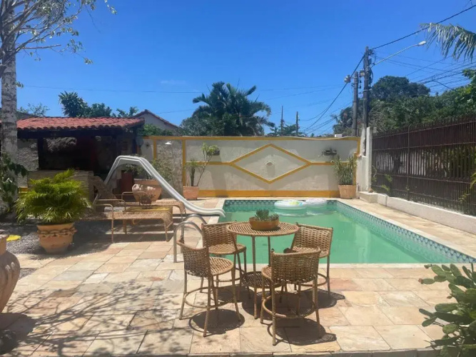 Suíte com varanda vista piscina
