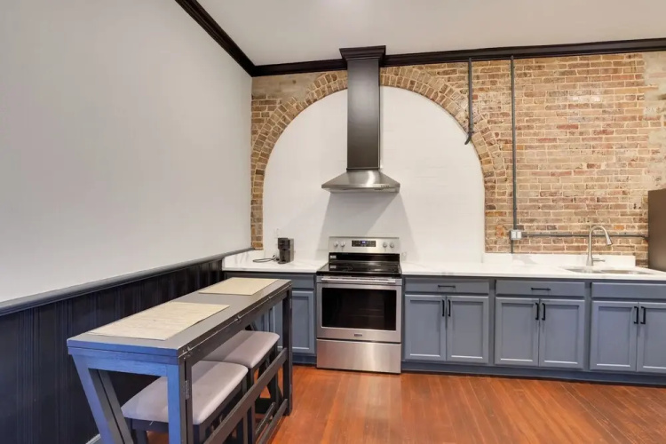 Walk to Museums! Historic Downtown Marshall Apt