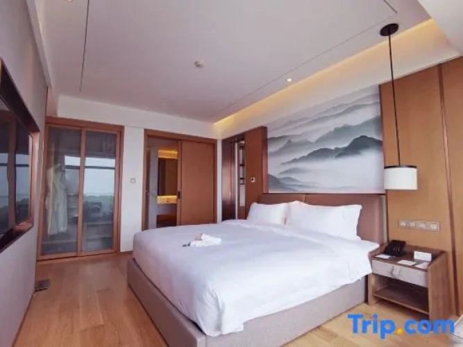 Suite with lake view