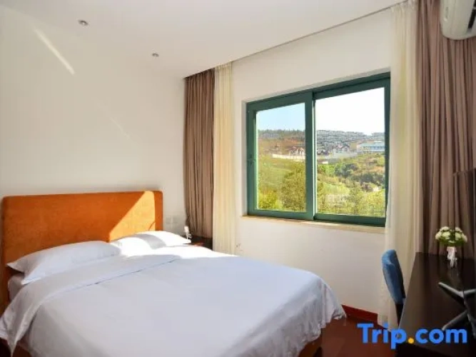 2 Bedrooms Suite with balcony and with lake view