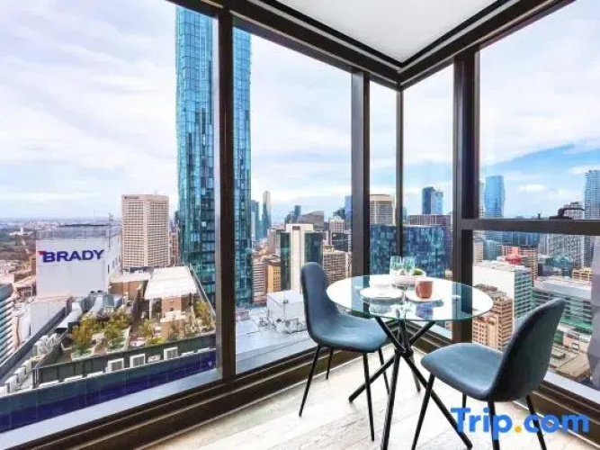 LV42 High-rise condo CBD panoramic city view