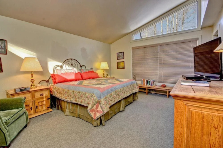Queen Esther Condominium by Alpine Ski Properties