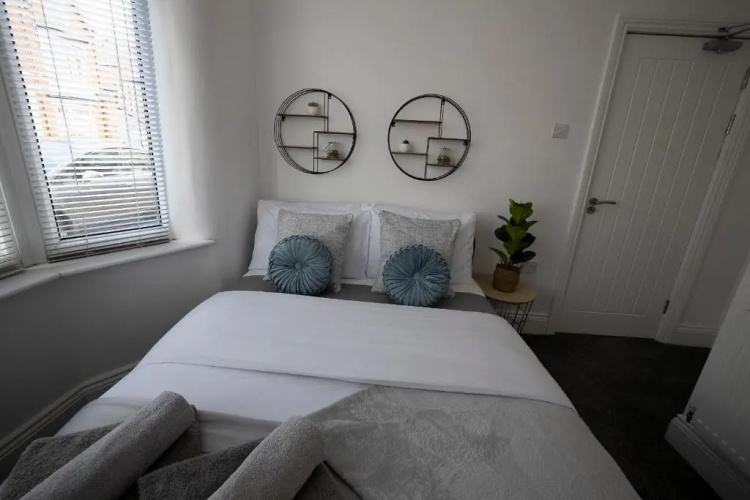 Abingdon House 4 Bedrooms Workstays UK